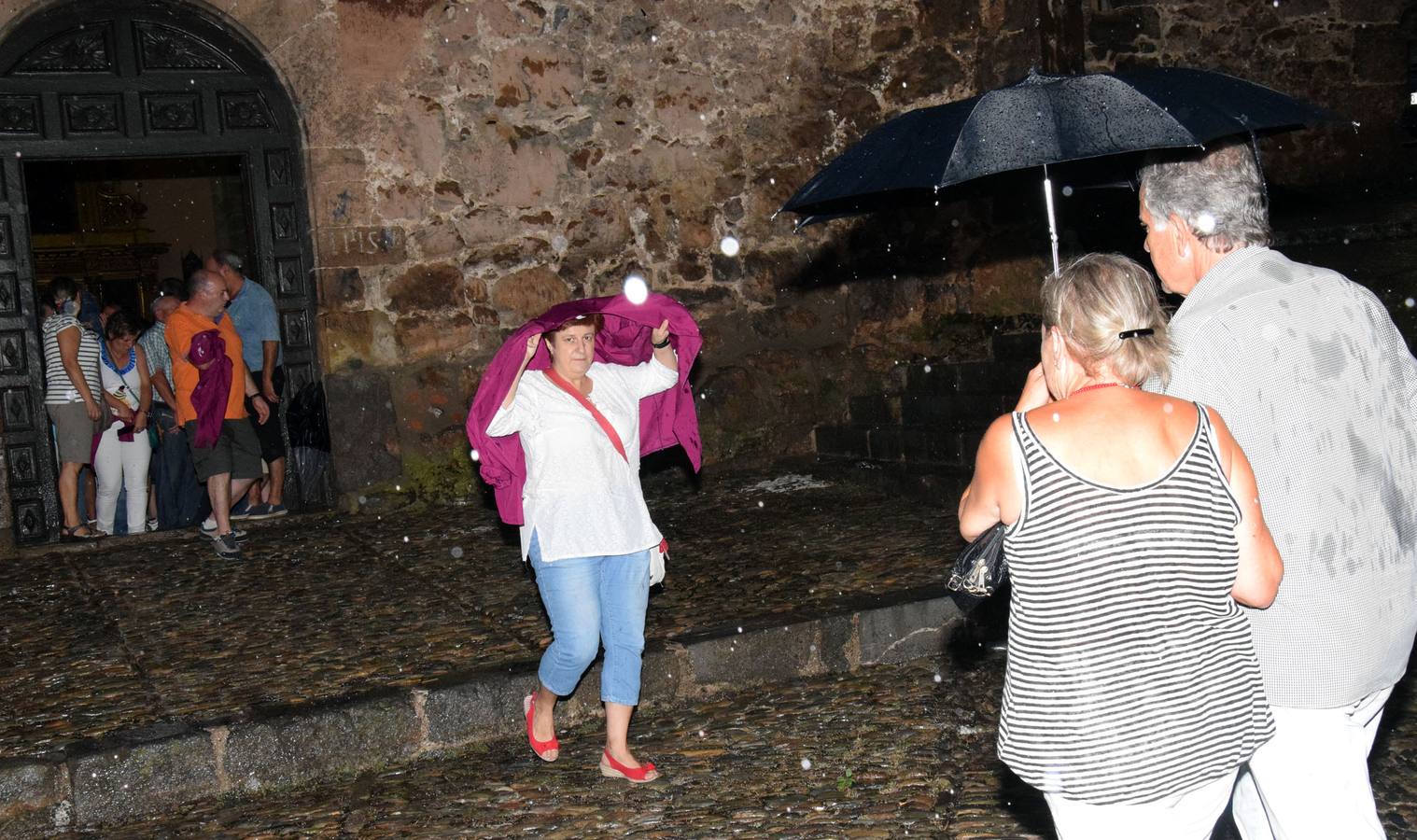 La lluvia contra los zancos