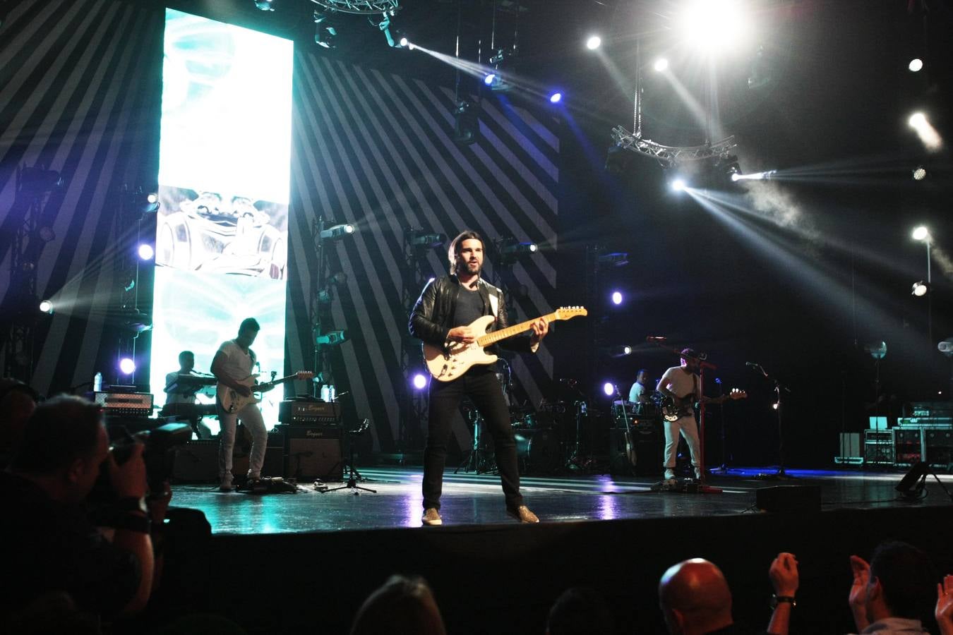 La &#039;locura de amor&#039; de Juanes pone en pie al Teatro Real