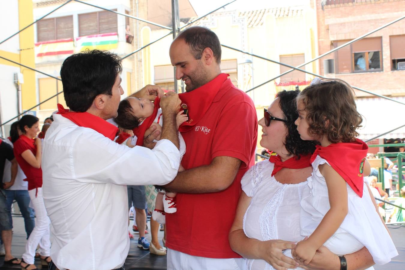 Rincón impone el pañuelo de fiestas a los niños nacidos en el último año