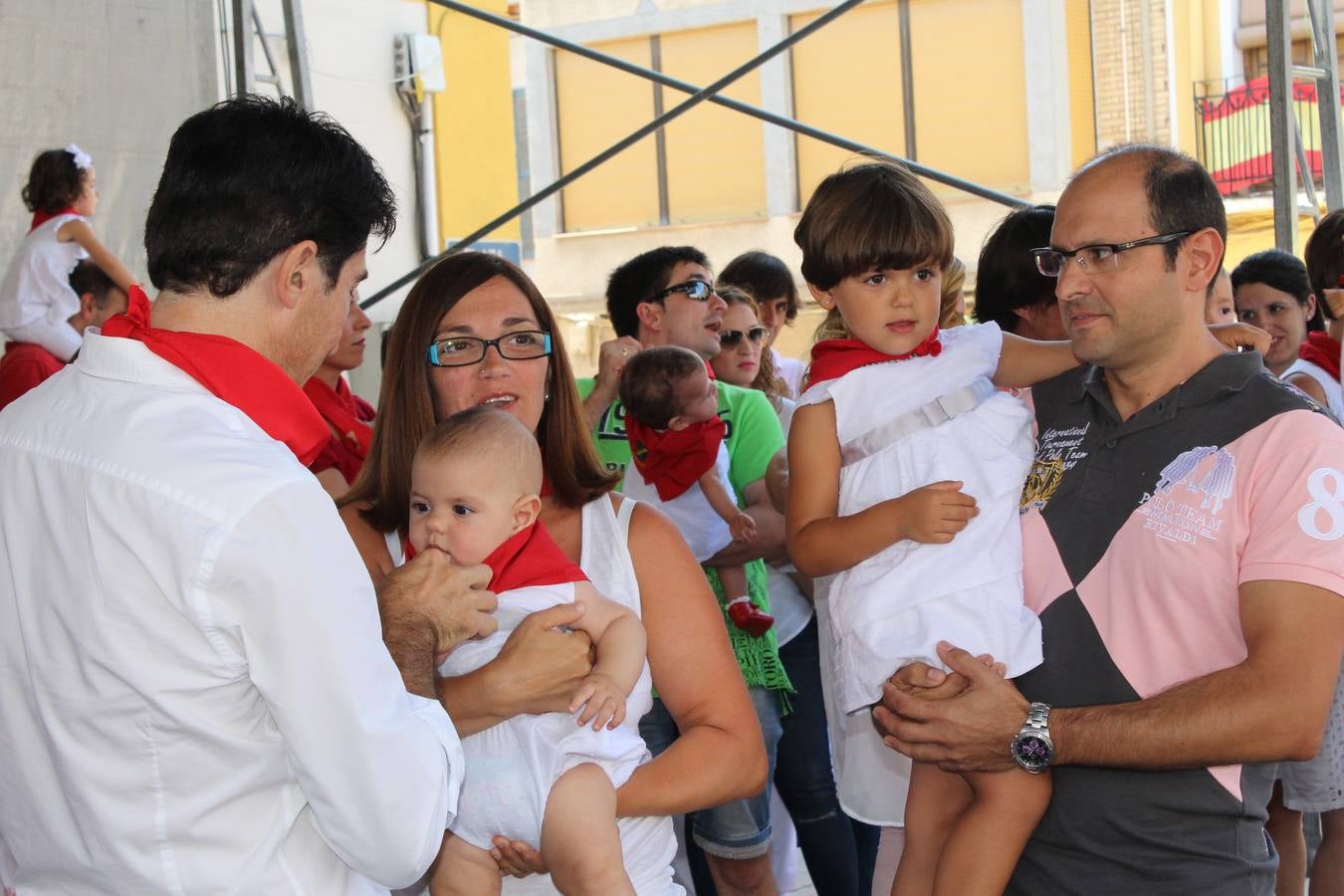 Rincón impone el pañuelo de fiestas a los niños nacidos en el último año