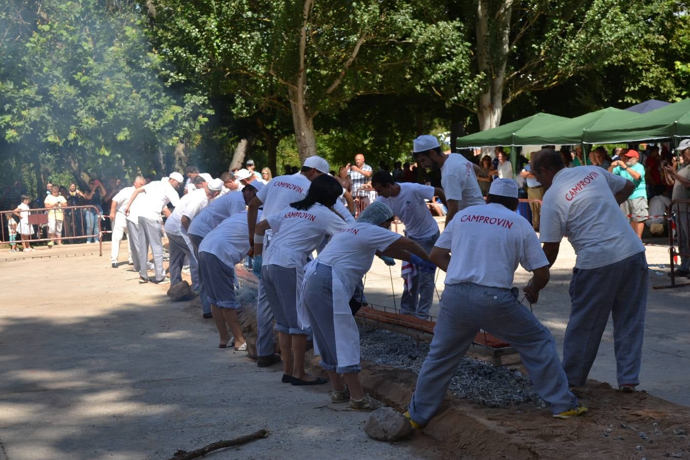 Fiesta para recordar el record Guiness del chorizo mas largo en Camprovín