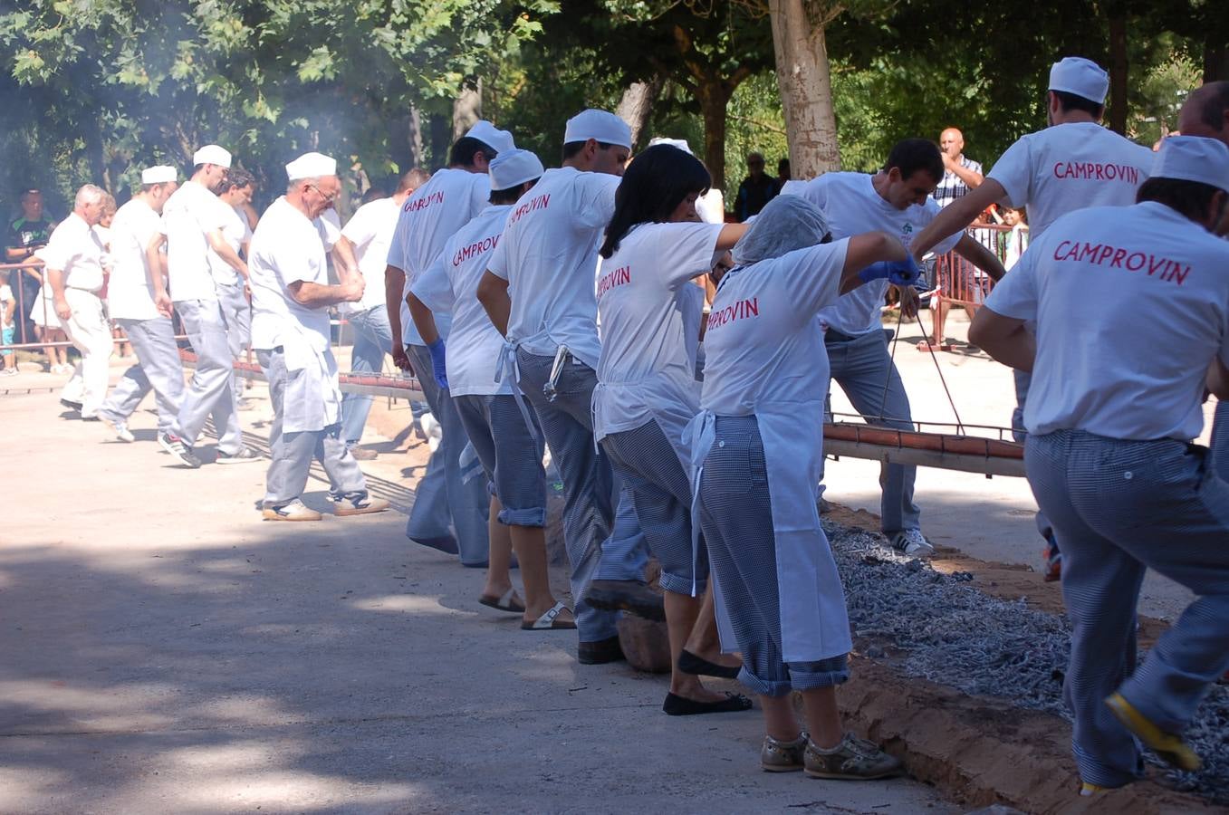 Fiesta para recordar el record Guiness del chorizo mas largo en Camprovín