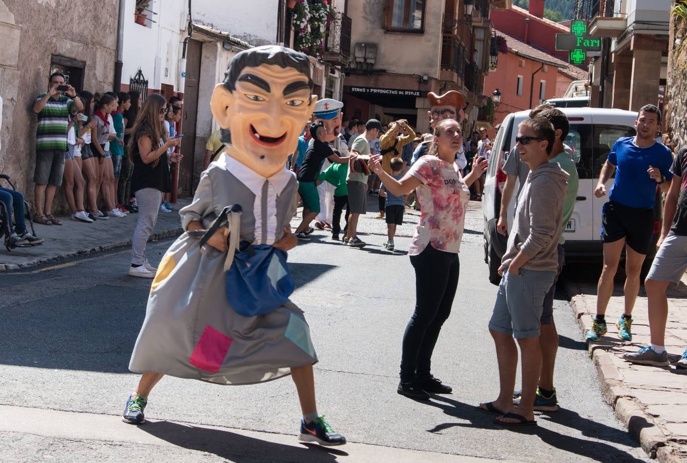 Los gigantes y cabezudos protagonizan la segunda jornada festiva en Ezcaray