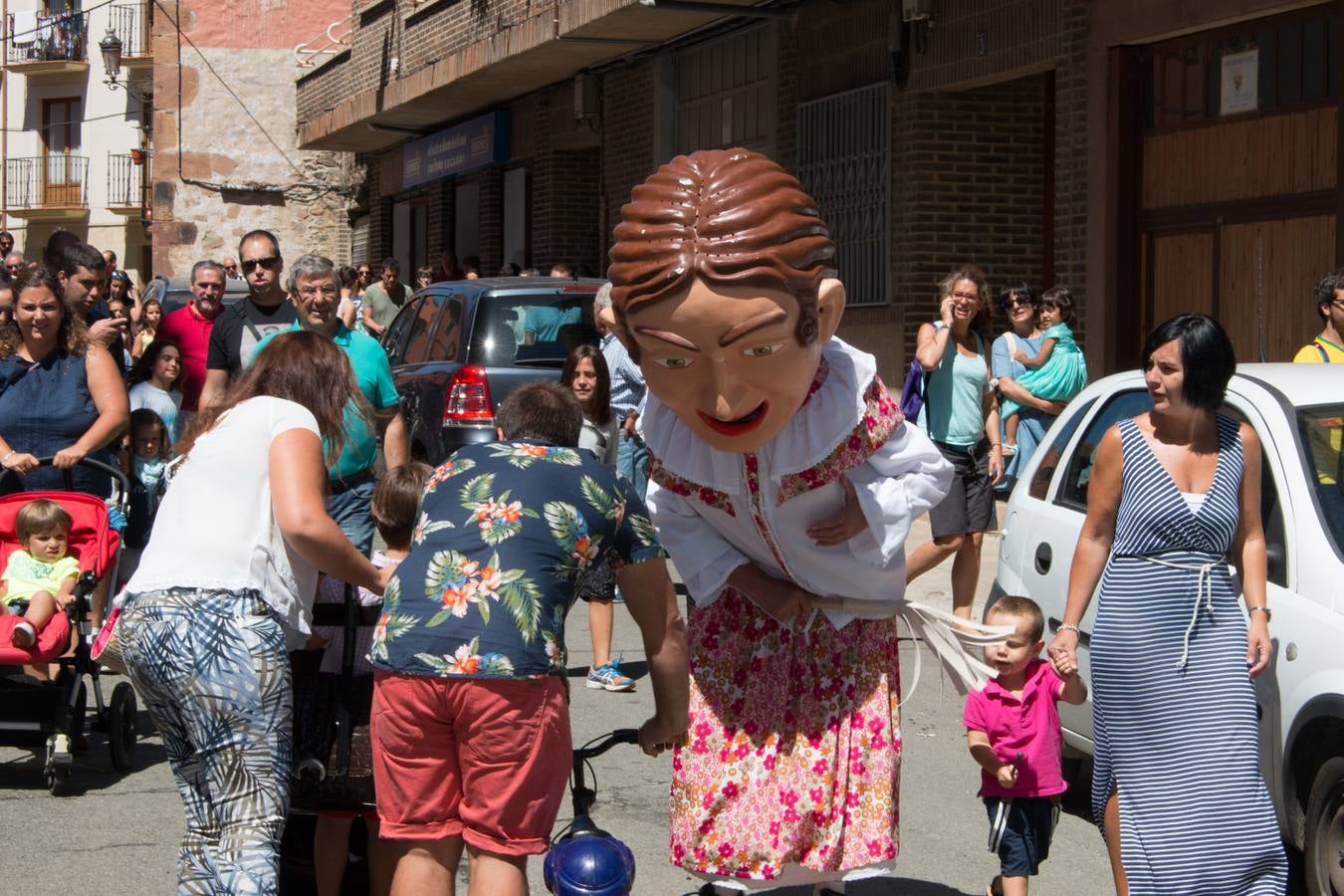 Los gigantes y cabezudos protagonizan la segunda jornada festiva en Ezcaray