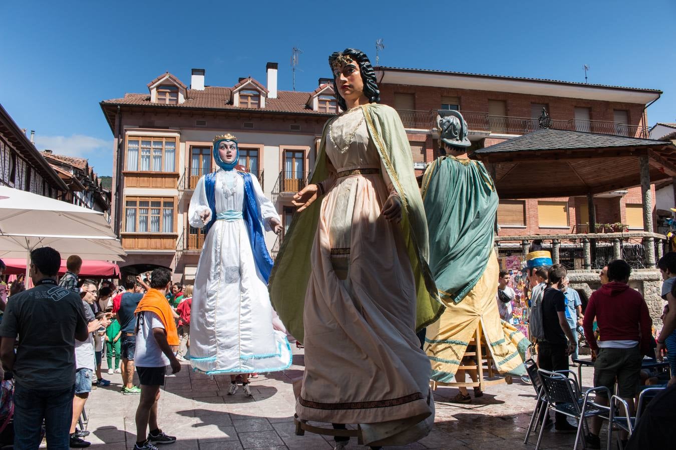 Los gigantes y cabezudos protagonizan la segunda jornada festiva en Ezcaray