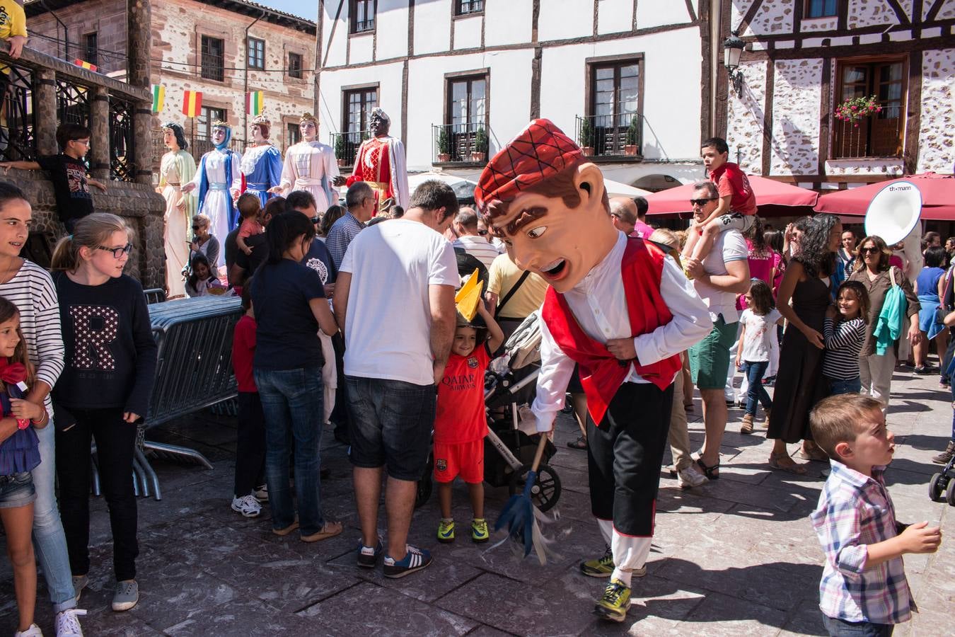 Los gigantes y cabezudos protagonizan la segunda jornada festiva en Ezcaray