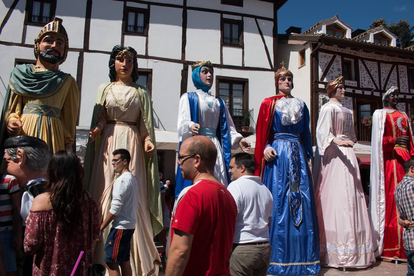 Los gigantes y cabezudos protagonizan la segunda jornada festiva en Ezcaray