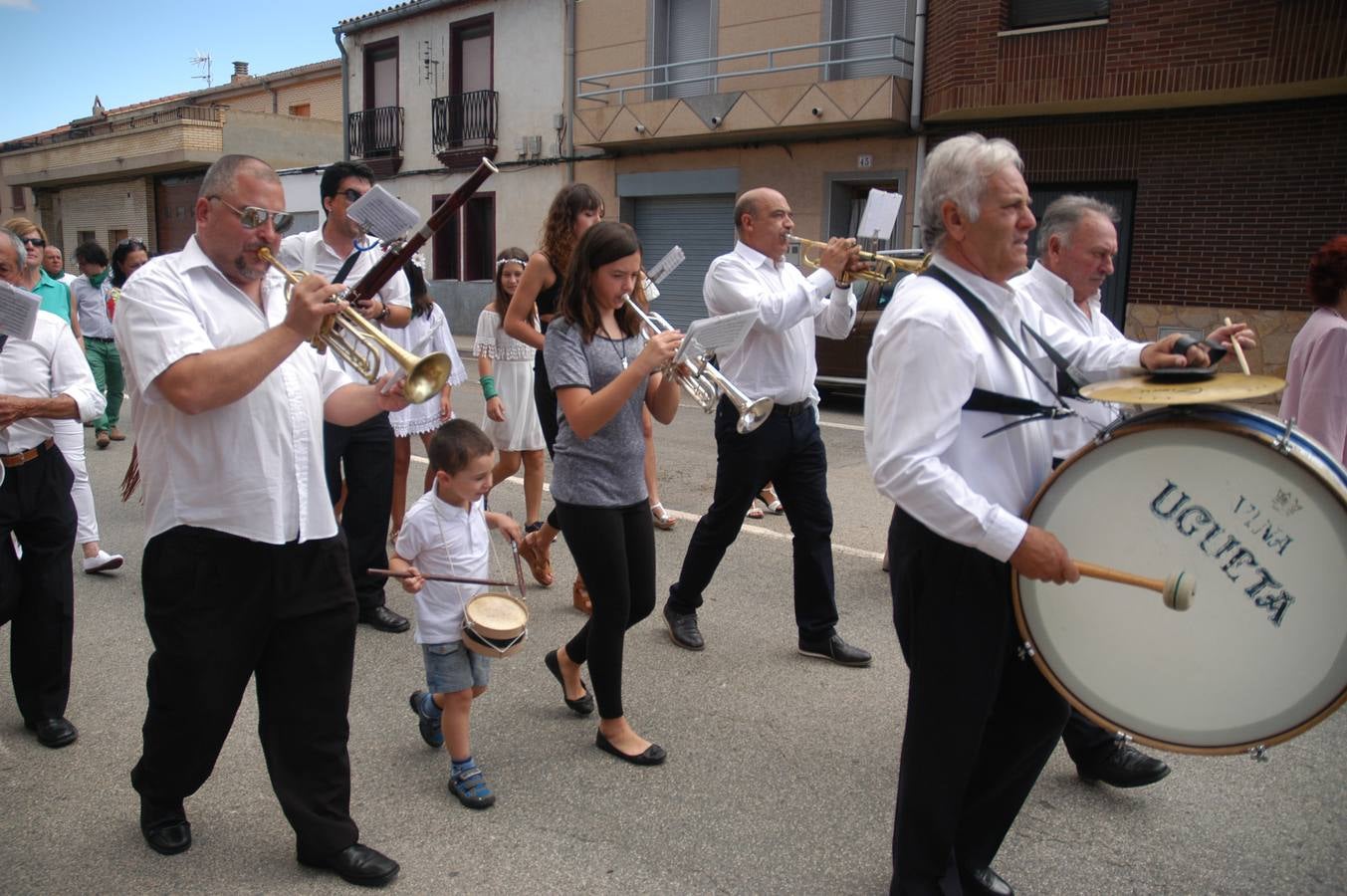 Procesión y ofrenda de flores en honor a la Virgen del Rosario y San Vicente Ferrer en Valverde