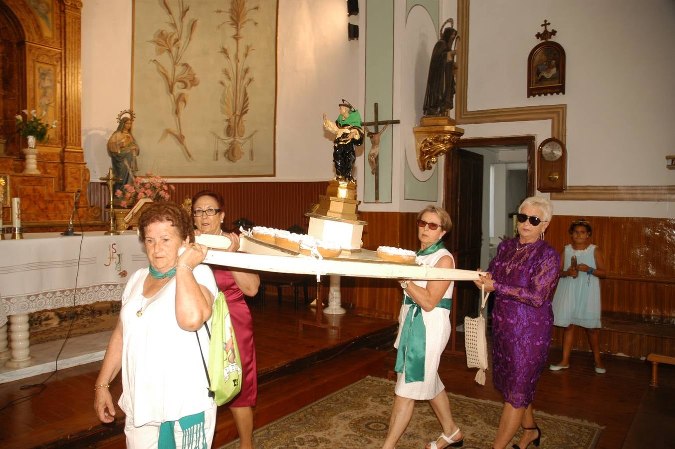 Procesión y ofrenda de flores en honor a la Virgen del Rosario y San Vicente Ferrer en Valverde