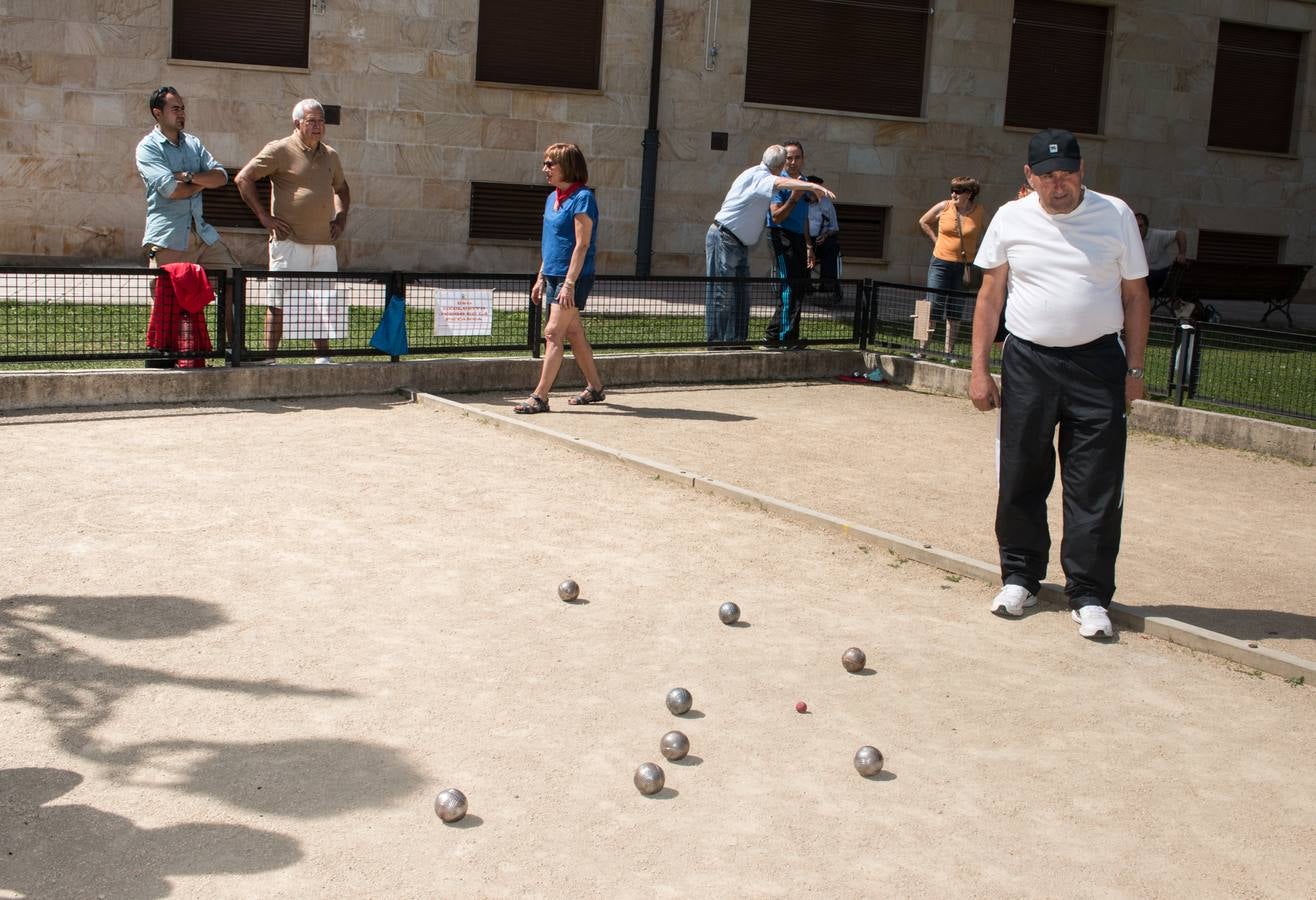 Los cabezudos invaden Ezcaray en sus fiestas