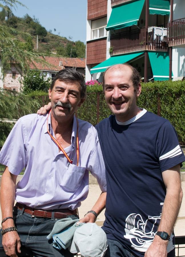 Los cabezudos invaden Ezcaray en sus fiestas