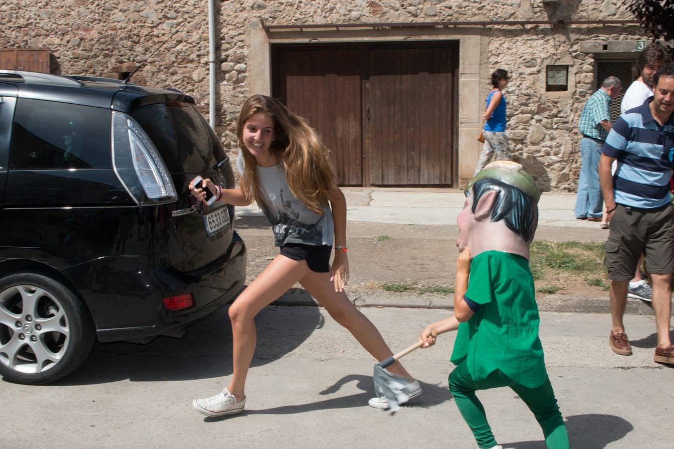 Los cabezudos invaden Ezcaray en sus fiestas