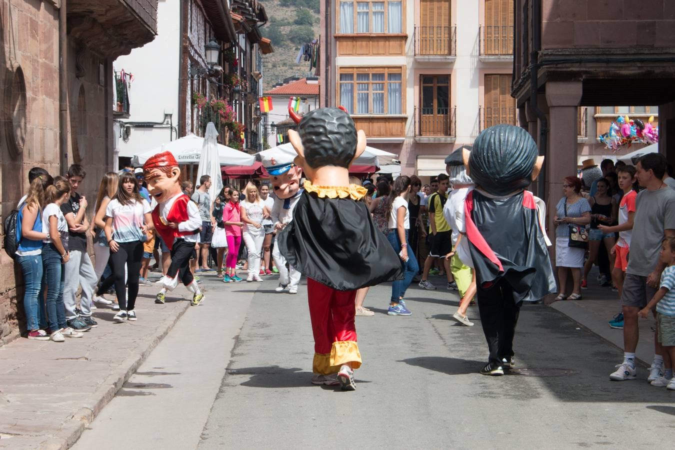 Los cabezudos invaden Ezcaray en sus fiestas