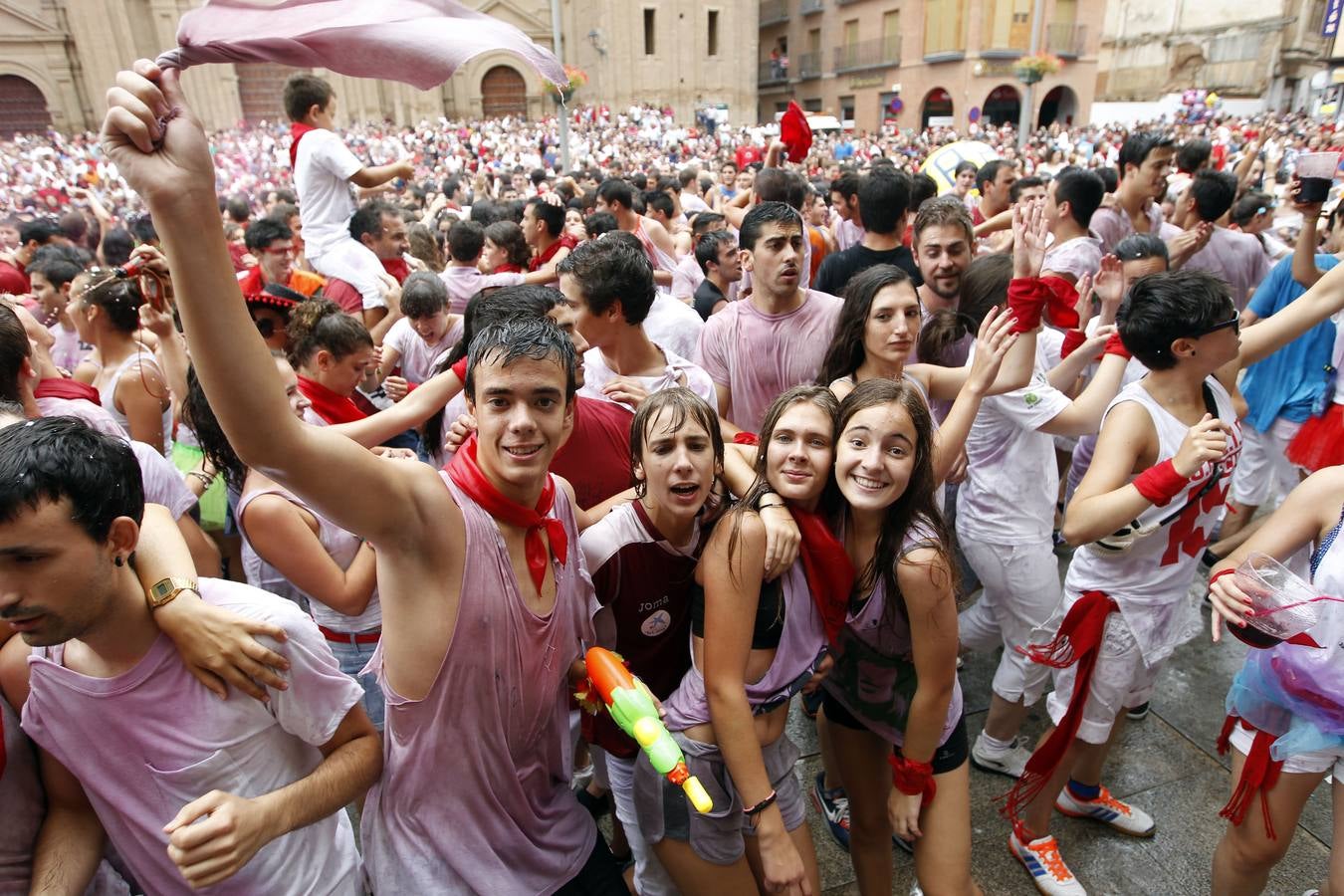 El chupinazo desata la fiesta en Alfaro