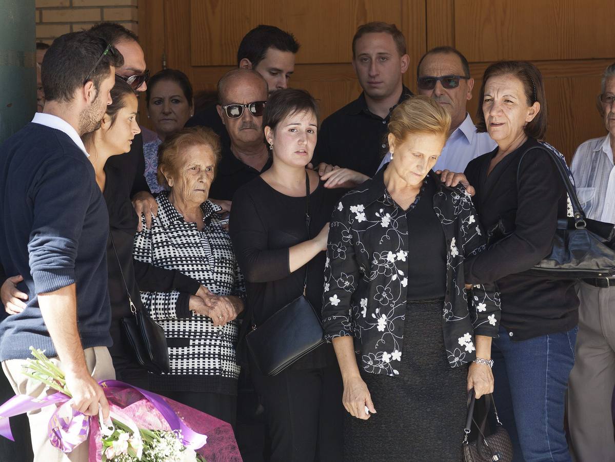 Familiares de Laura del Hoyo en el funeral celebrado en la iglesia de San Fernando, en Cuenca.