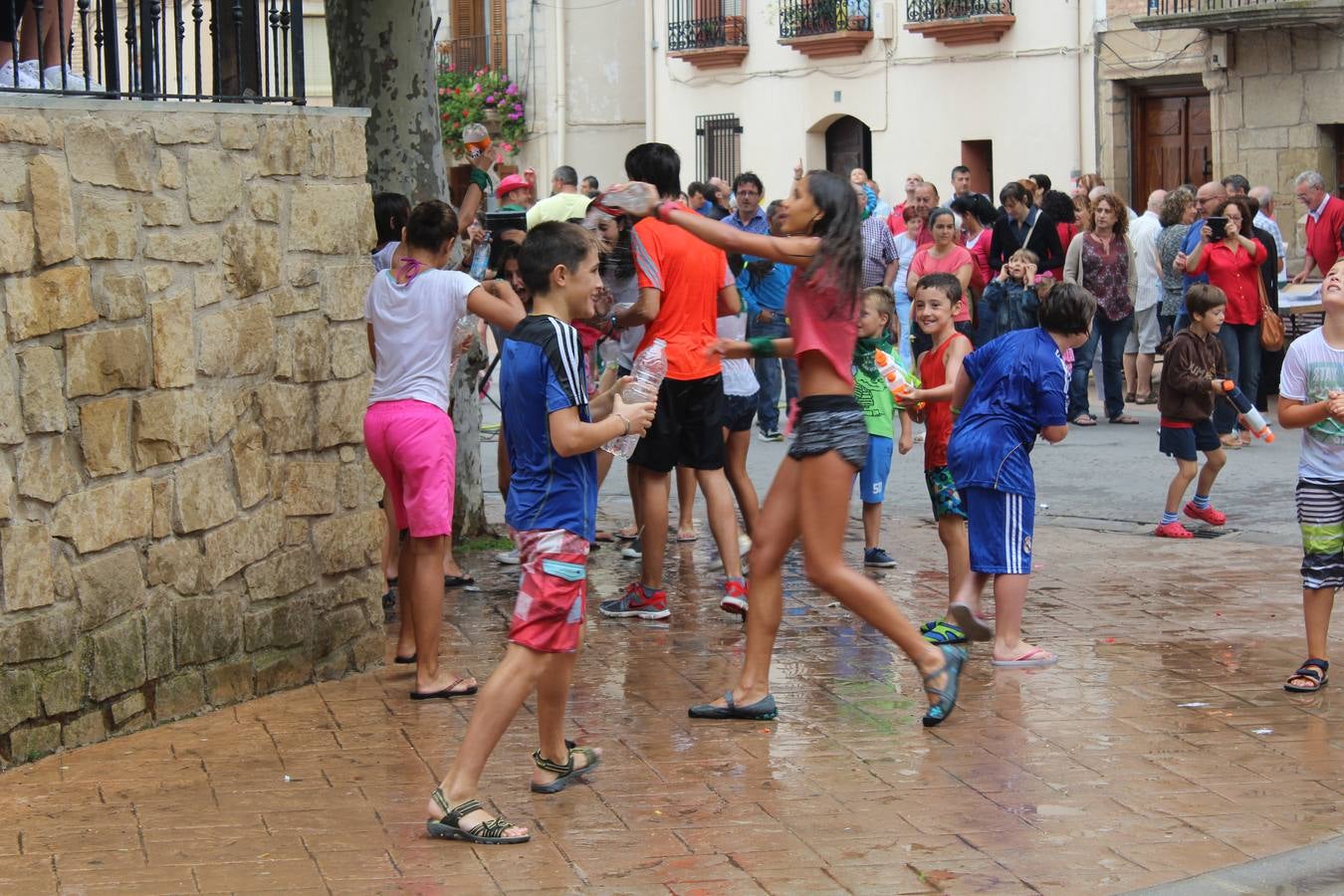 El agua toma las fiestas en Alcanadre