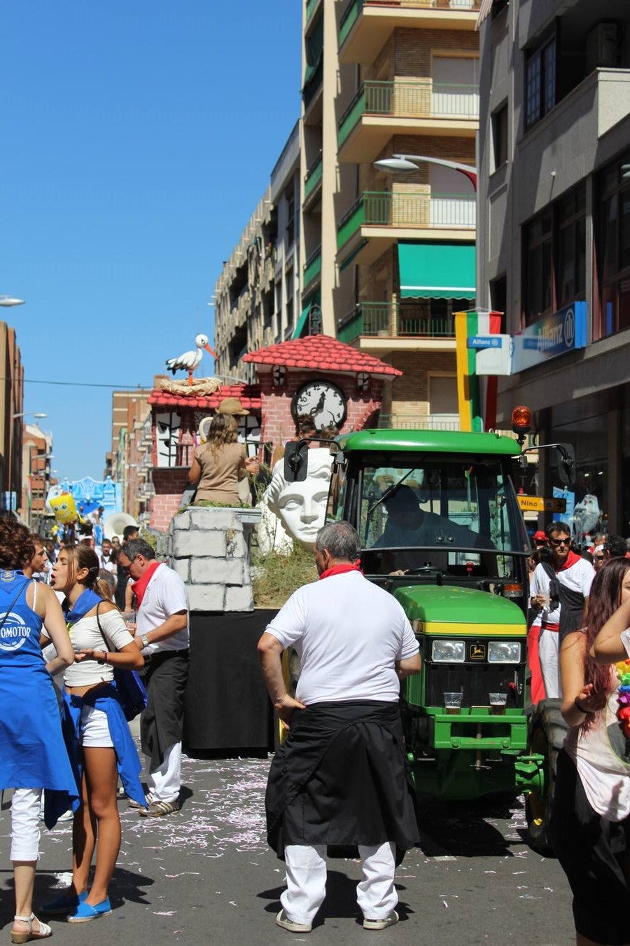 Las carrozas llenan las calles de Calahorra