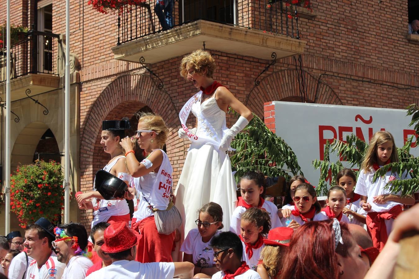 Las carrozas llenan las calles de Calahorra