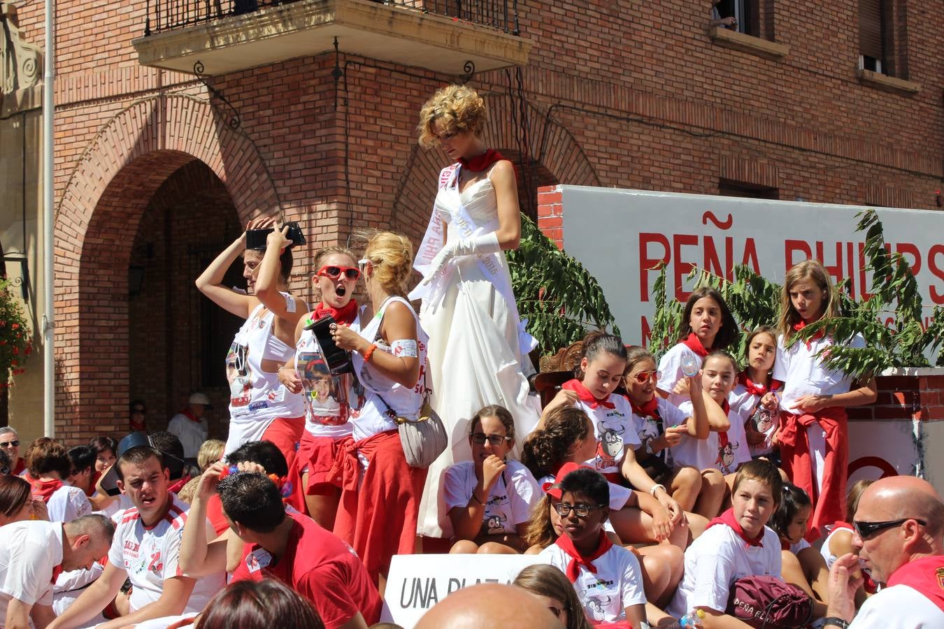 Las carrozas llenan las calles de Calahorra