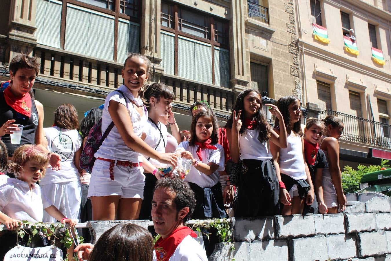 Las carrozas llenan las calles de Calahorra