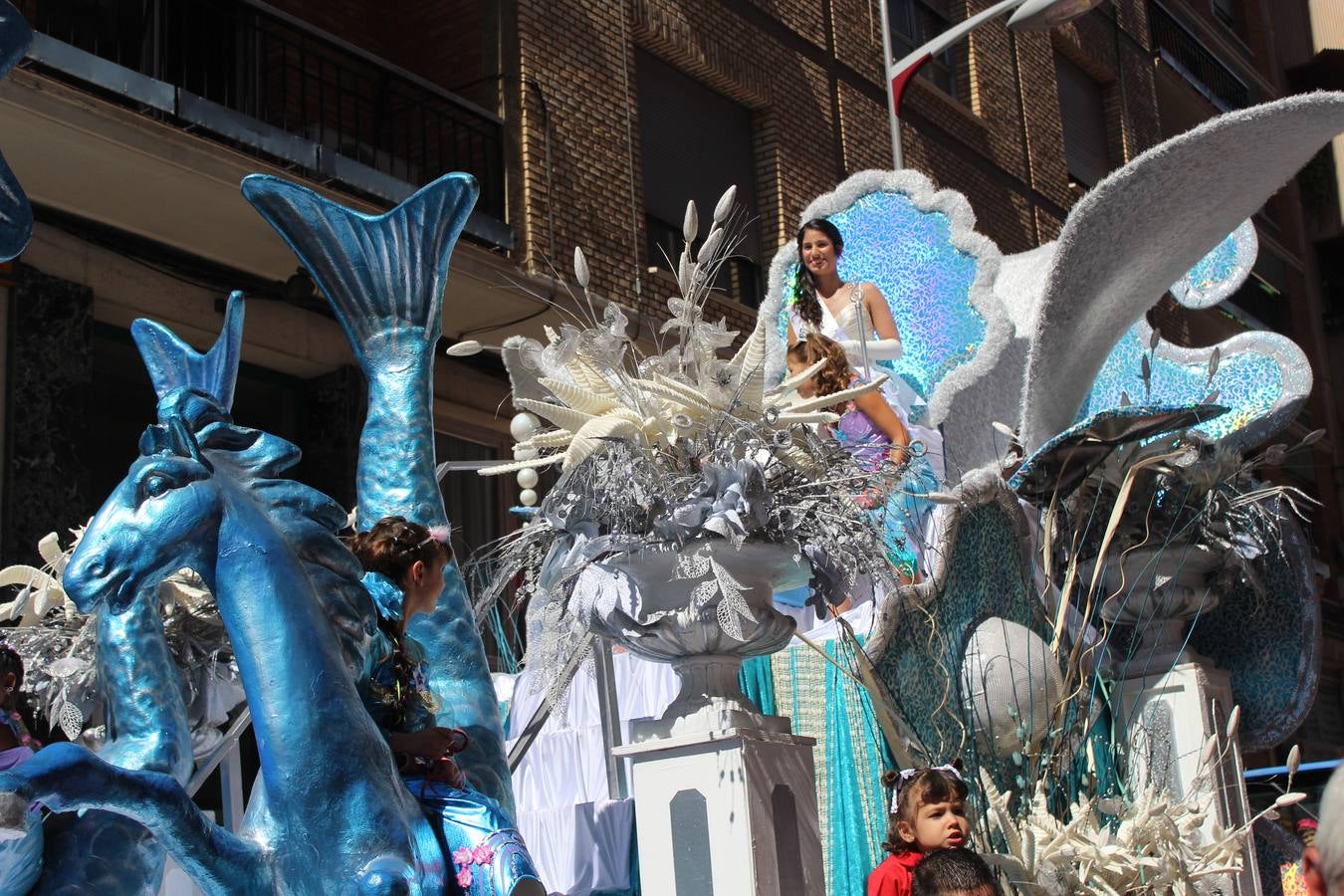 Las carrozas llenan las calles de Calahorra