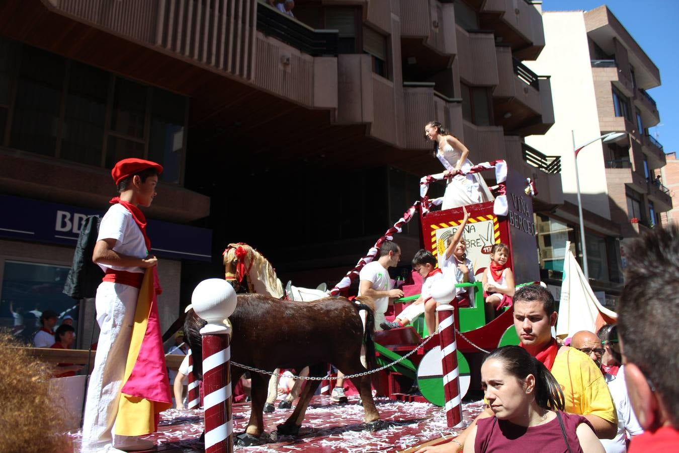 Las carrozas llenan las calles de Calahorra