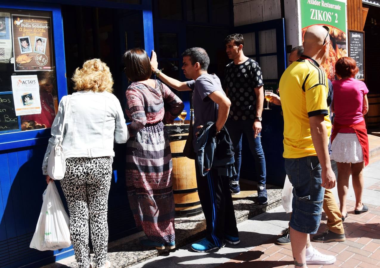 Venta solidaria de pollo en el bar Zikos a beneficio de Kike y Meritxel