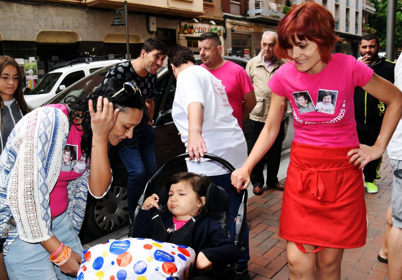 Venta solidaria de pollo en el bar Zikos a beneficio de Kike y Meritxel