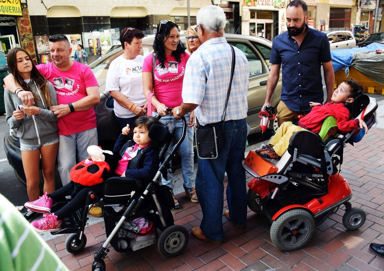 Venta solidaria de pollo en el bar Zikos a beneficio de Kike y Meritxel