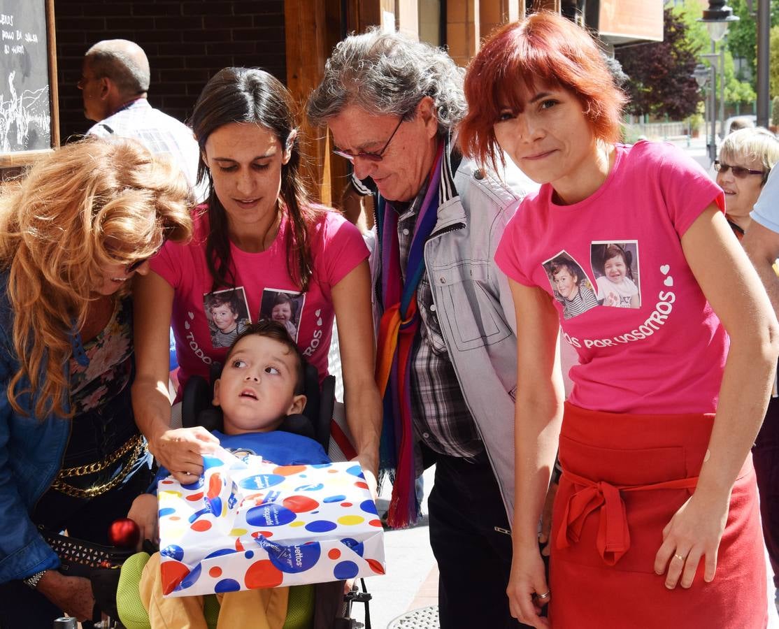 Venta solidaria de pollo en el bar Zikos a beneficio de Kike y Meritxel