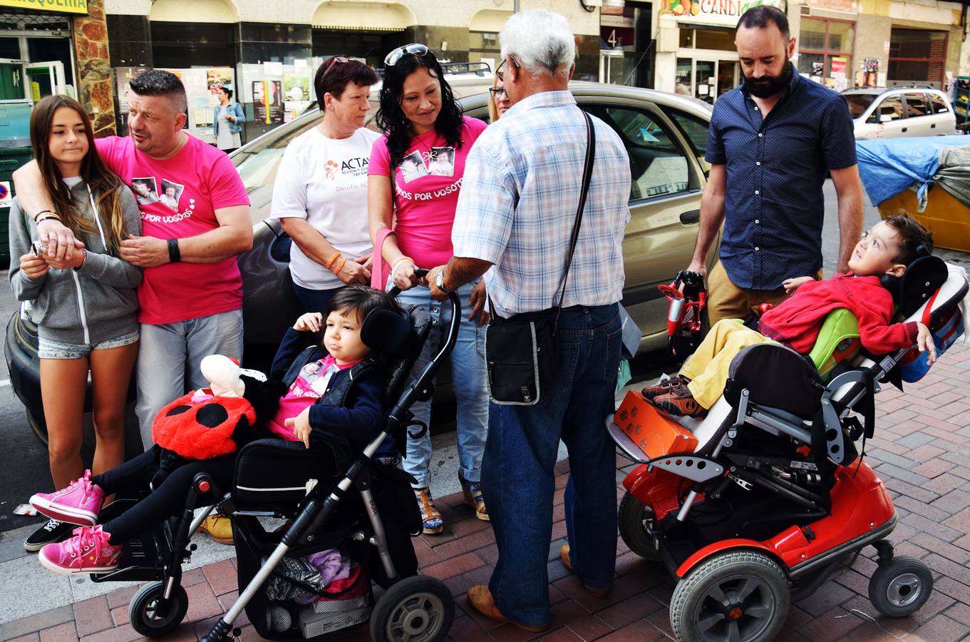 Venta solidaria de pollo en el bar Zikos a beneficio de Kike y Meritxel