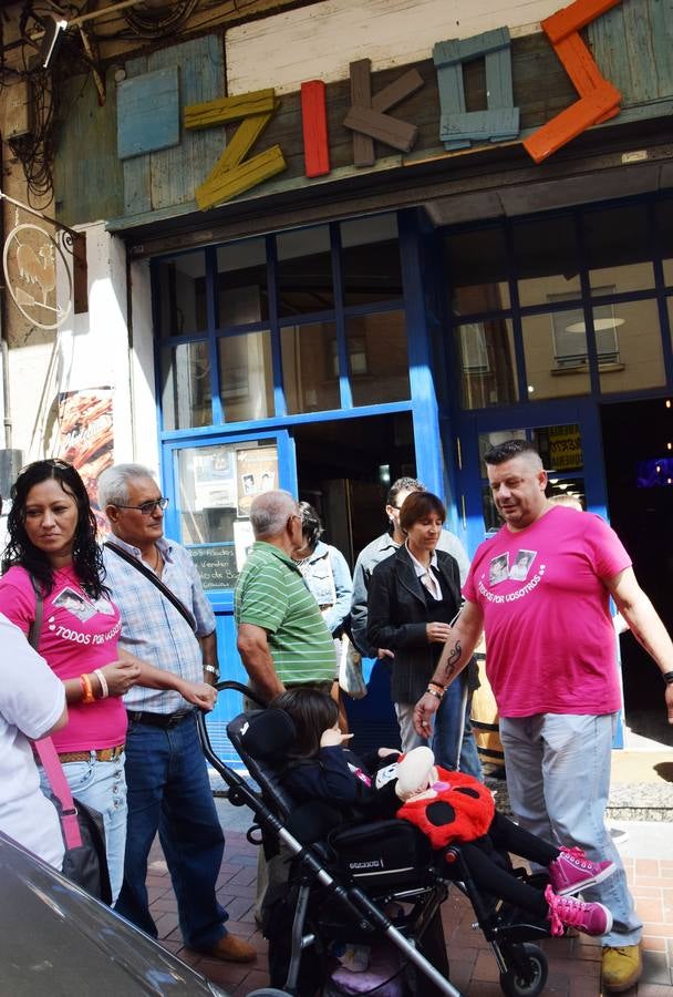 Venta solidaria de pollo en el bar Zikos a beneficio de Kike y Meritxel