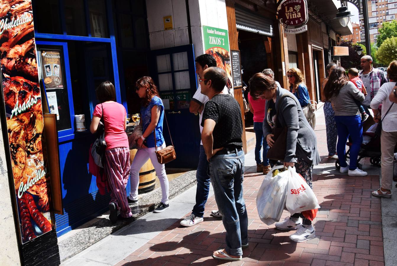 Venta solidaria de pollo en el bar Zikos a beneficio de Kike y Meritxel