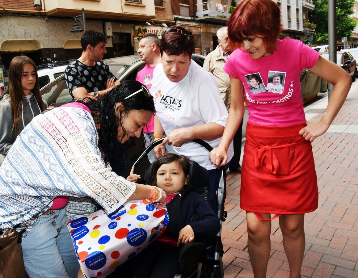Venta solidaria de pollo en el bar Zikos a beneficio de Kike y Meritxel