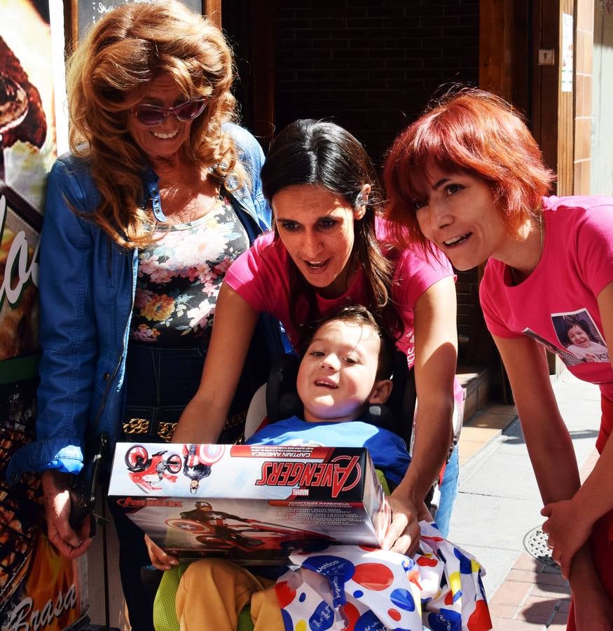 Venta solidaria de pollo en el bar Zikos a beneficio de Kike y Meritxel