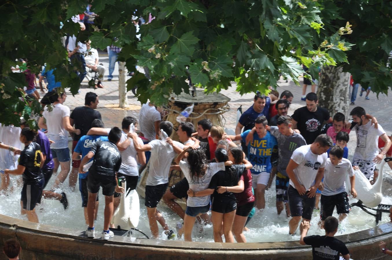 Agua para empezar las fiestas de San Vicente