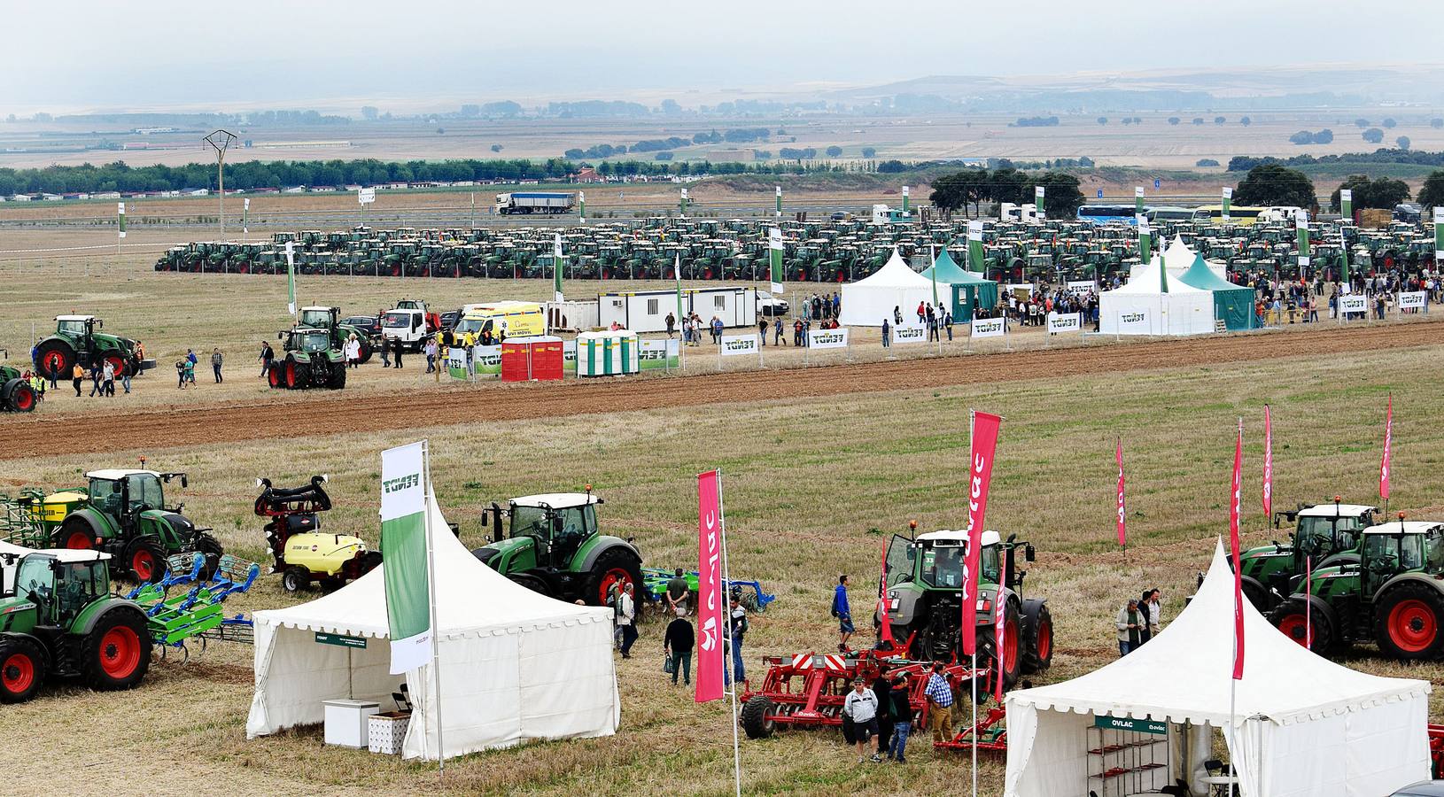Multitudinaria concentración de tractores Fendtgüinos celebrada en Bañares