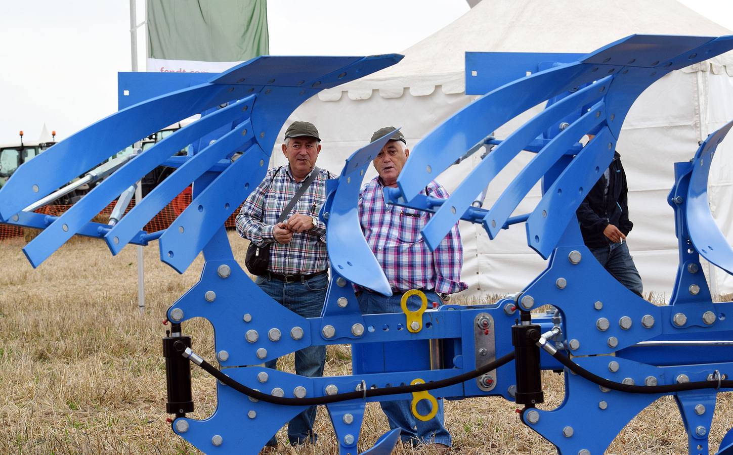 Multitudinaria concentración de tractores Fendtgüinos celebrada en Bañares