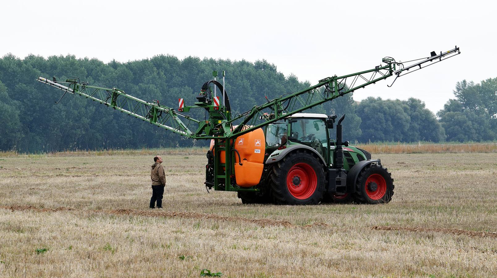Multitudinaria concentración de tractores Fendtgüinos celebrada en Bañares