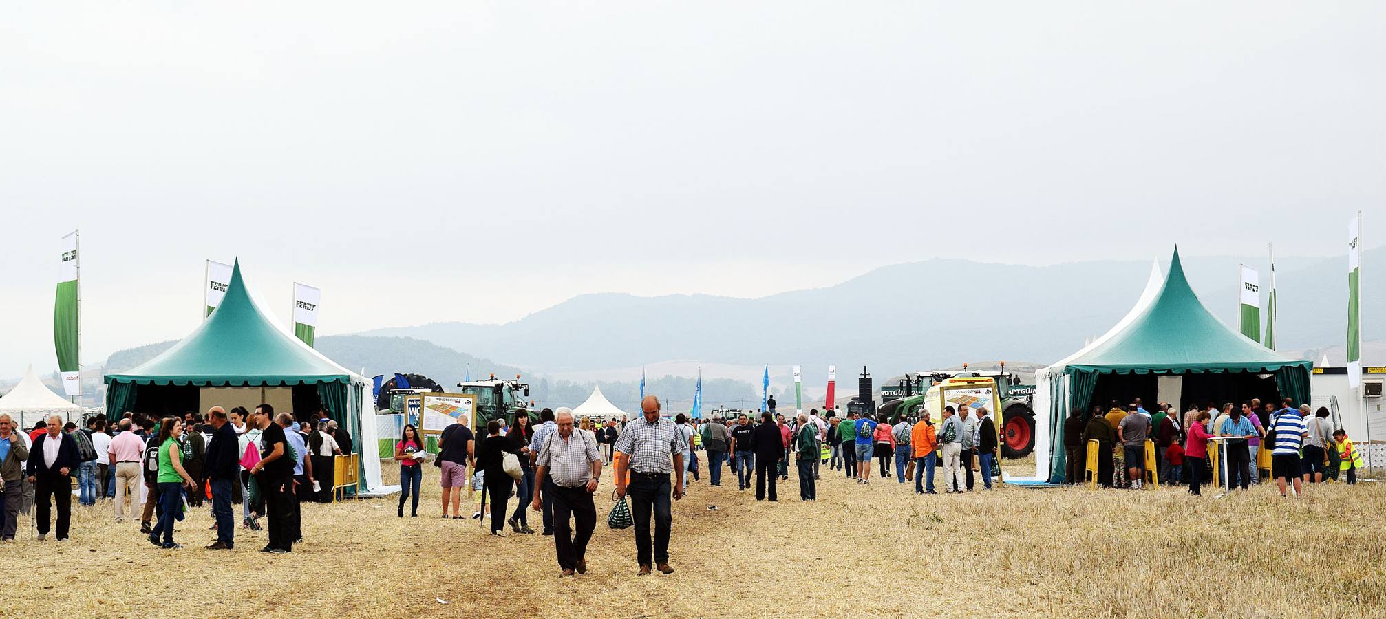 Multitudinaria concentración de tractores Fendtgüinos celebrada en Bañares