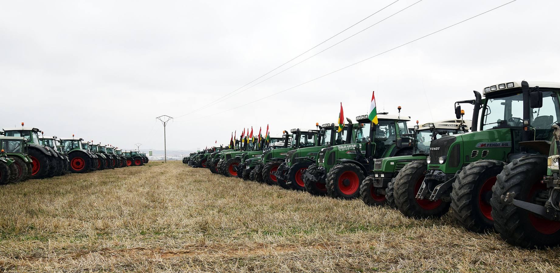 Multitudinaria concentración de tractores Fendtgüinos celebrada en Bañares