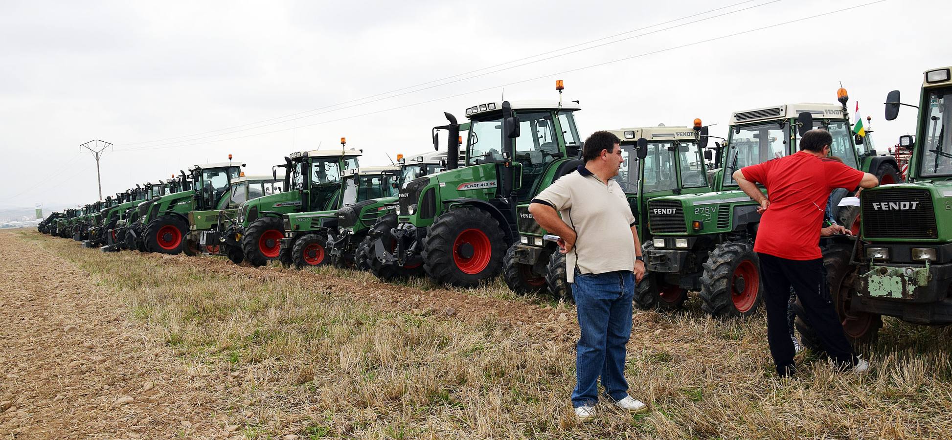 Multitudinaria concentración de tractores Fendtgüinos celebrada en Bañares
