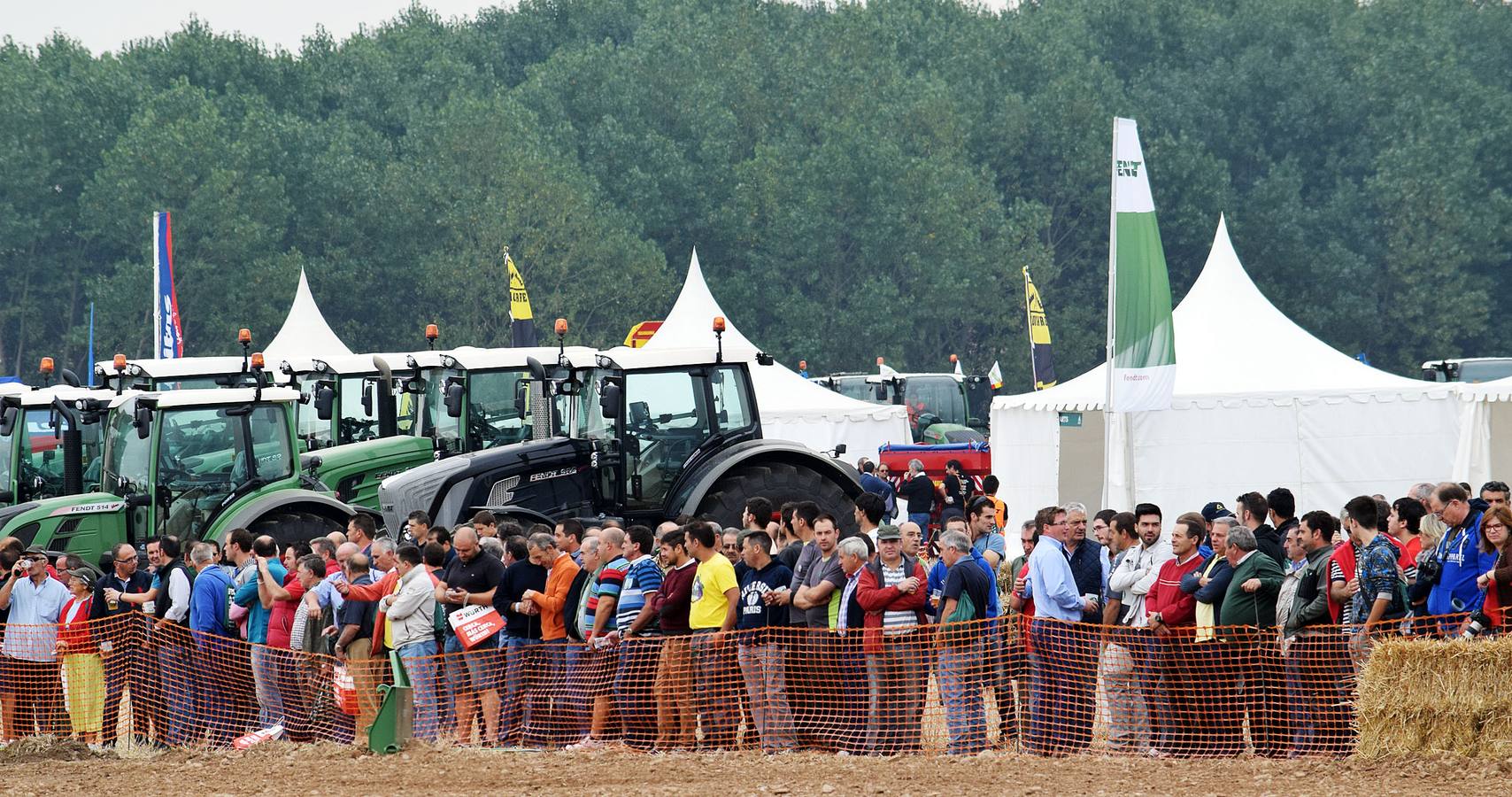 Multitudinaria concentración de tractores Fendtgüinos celebrada en Bañares