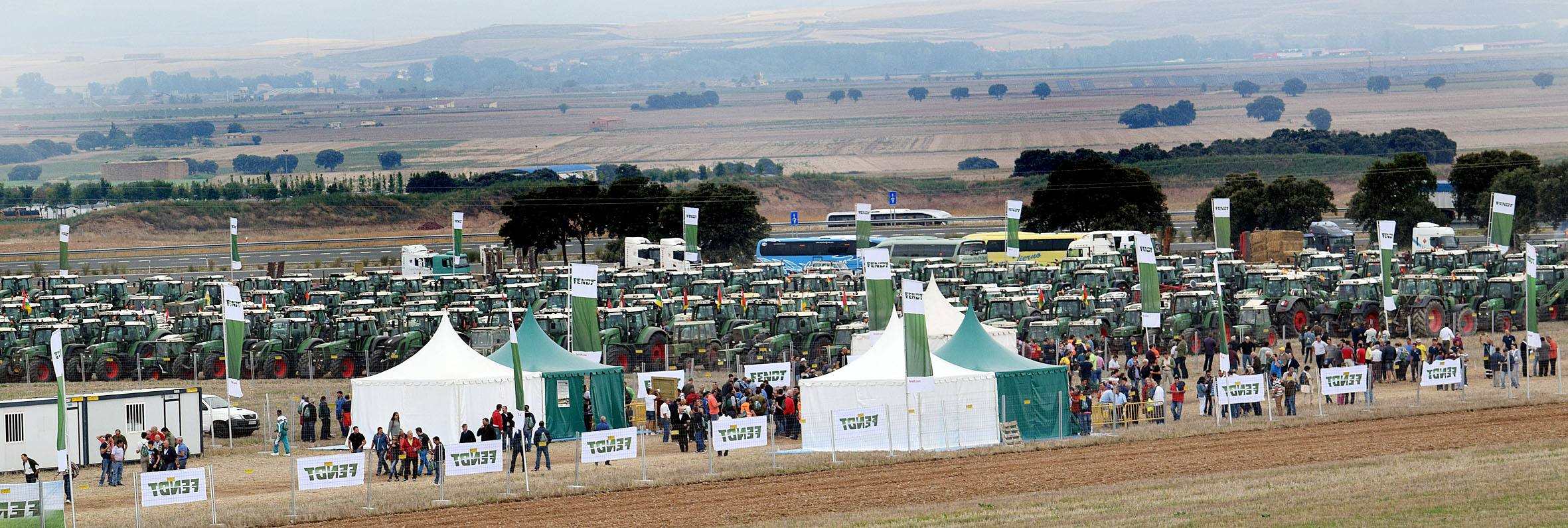Multitudinaria concentración de tractores Fendtgüinos celebrada en Bañares