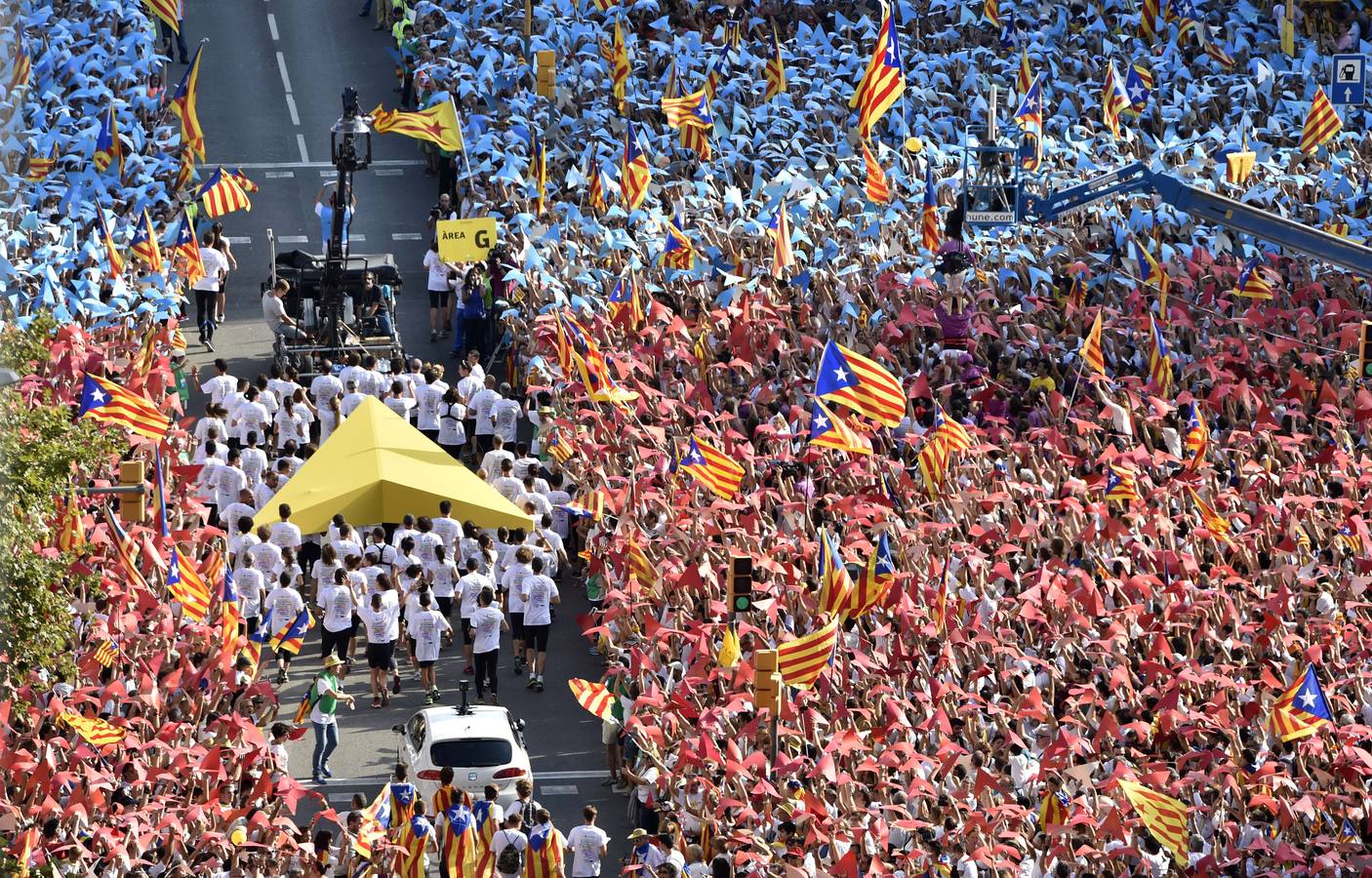 Un puntero, protagonista en la Meridiana de Barcelona. Un grupo de personas dirige un puntero hacia un escenario donde se celebran diversas actuaciones durante la Diada.