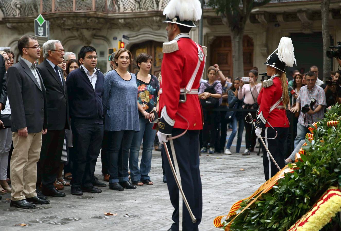 La corporación municipal de Barcelona. Los miembros de la corporación municipal de Barcelona, encabezados por la alcaldesa, Ada Colau,2ªd., durante la ofrenda floral ante el monumento de Rafael Casanova con motivo de la celebración de la Diada