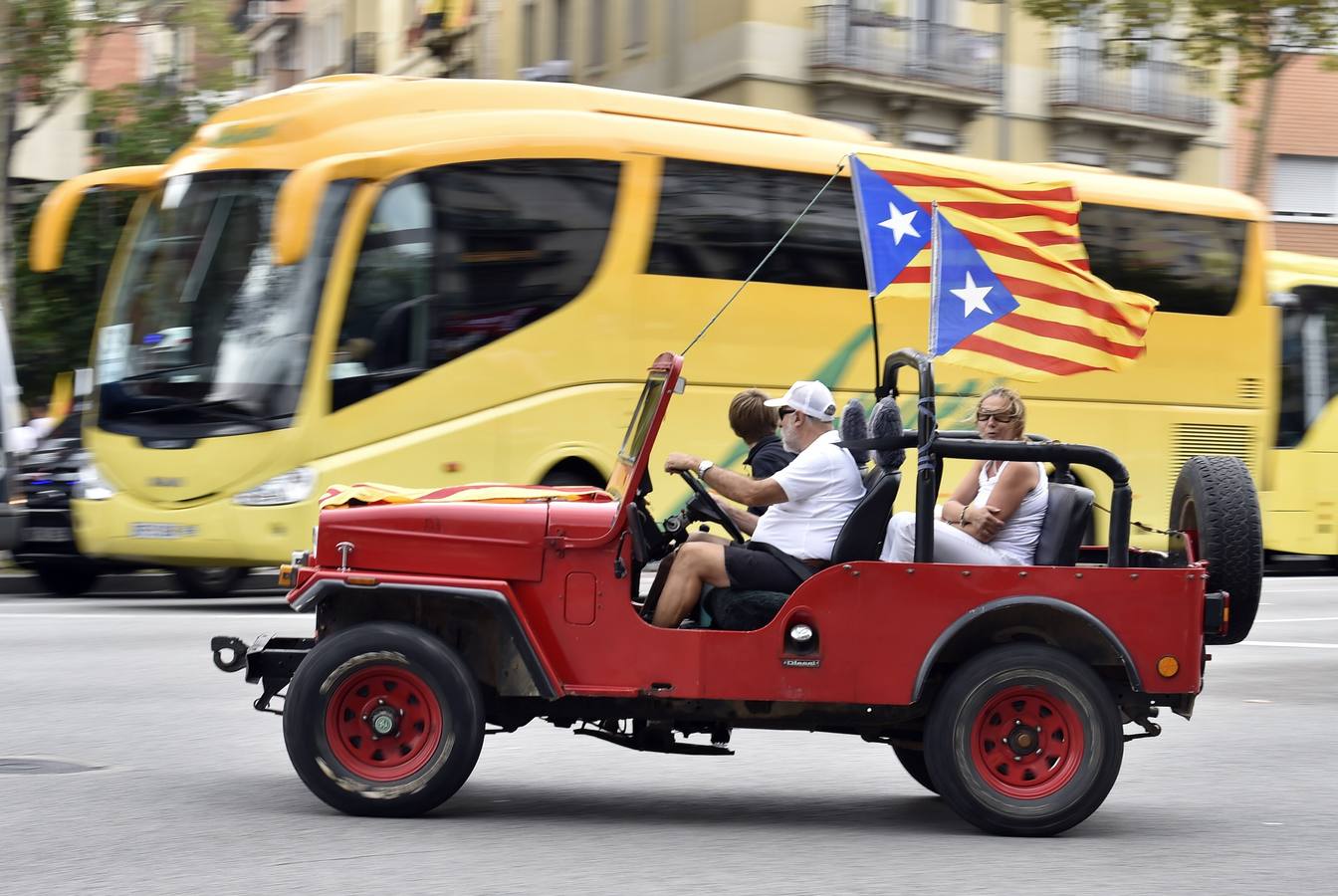 Un coche 'tuneado'. Un coche pasea por las calles de Barcelona con una bandera independentista, con motivo de la Diada que se celebra este viernes 11 de septiembre.