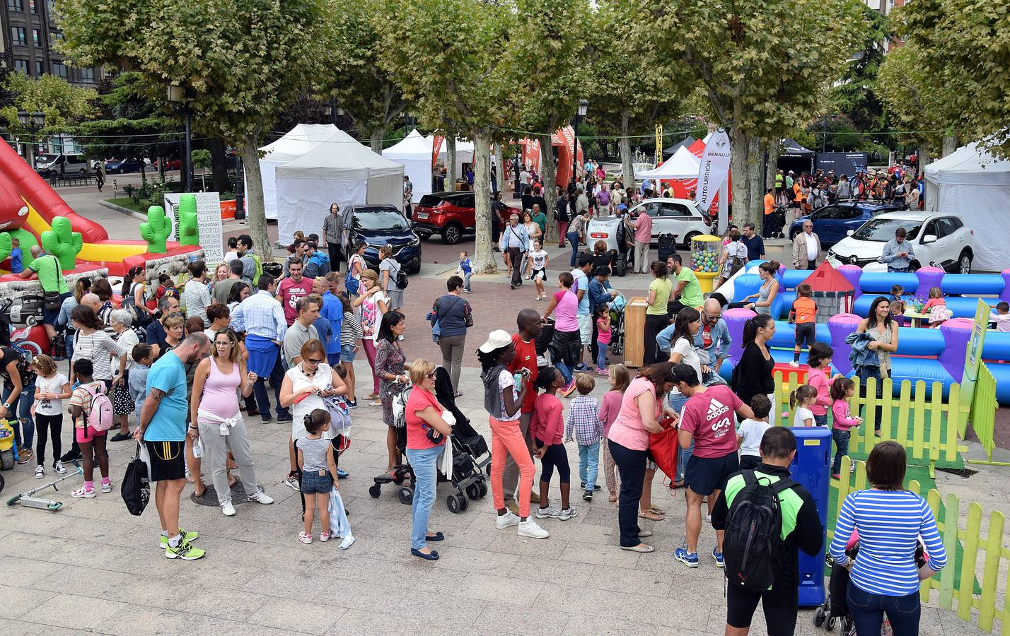 Ambiente en El Espolón para ver la Maratón