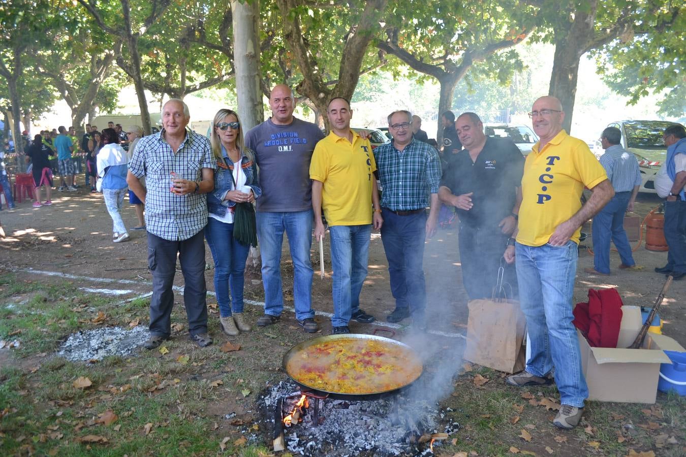 Fiesta en torno a la paella