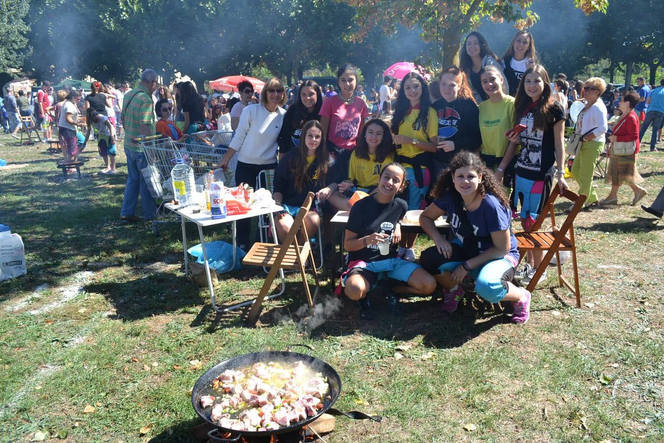 Fiesta en torno a la paella